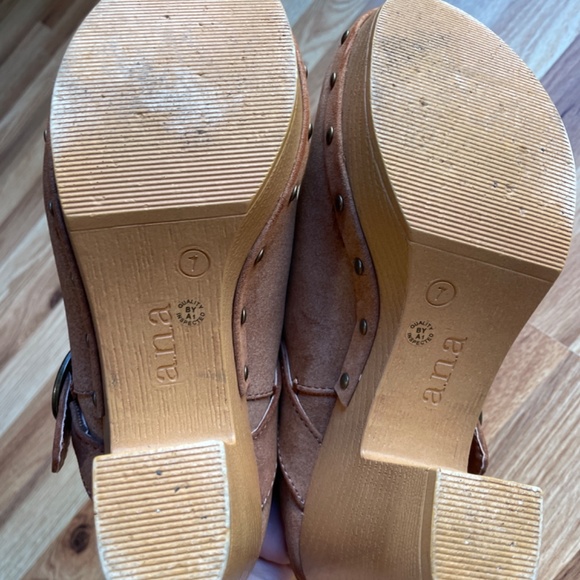 Women Size 7 Hippie Style Heel Clogs Cute Buckle accent- looks like some discolo - Picture 6 of 6